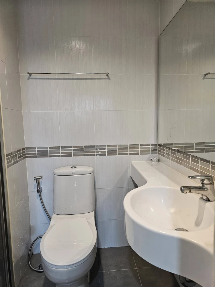 Condo for rent at Lumpini Place Srinakarin-Huamak Station. Ready to move in, fully furnished with appliances. Book now!