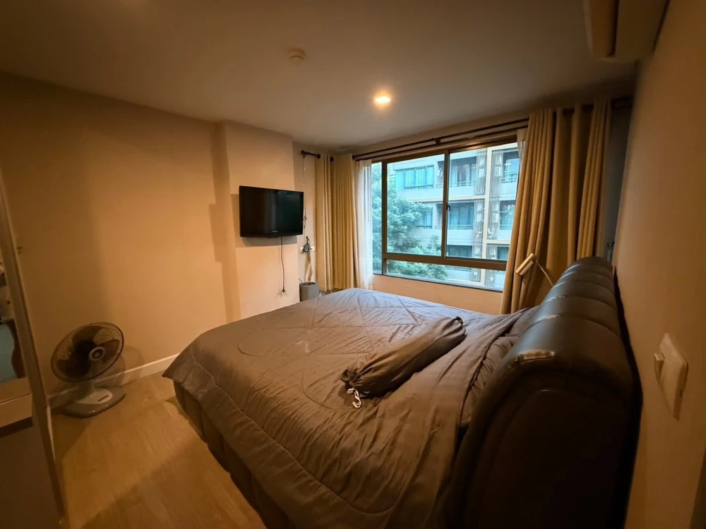 Condo for rent at Metro Luxe Ratchada. Spacious room with ample living space and complete amenities. Book now!