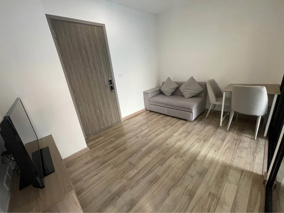 Condo for rent at Niche Mono Charoen Nakorn. The unit is partitioned into separate, well-defined zones. Great value! Book now, don't wait!