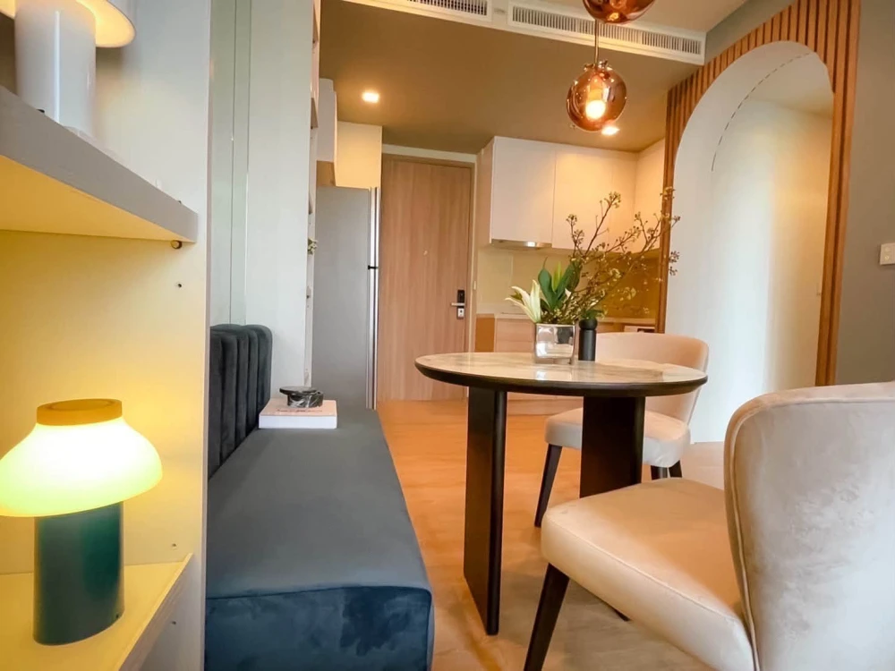 Condo for rent at Noble Around Sukhumvit 33: Large corner unit on the 7th floor. Features an open, unblocked garden view. Book now!