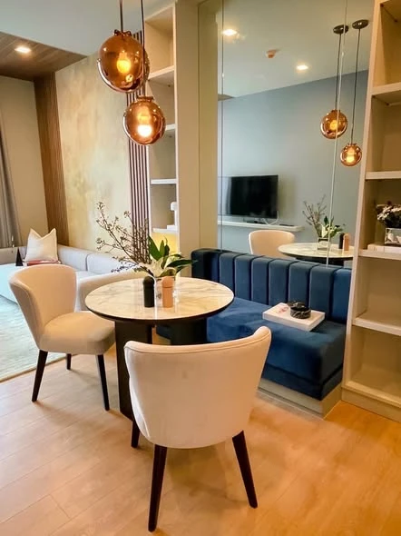 Condo for rent at Noble Around Sukhumvit 33: Large corner unit on the 7th floor. Features an open, unblocked garden view. Book now!