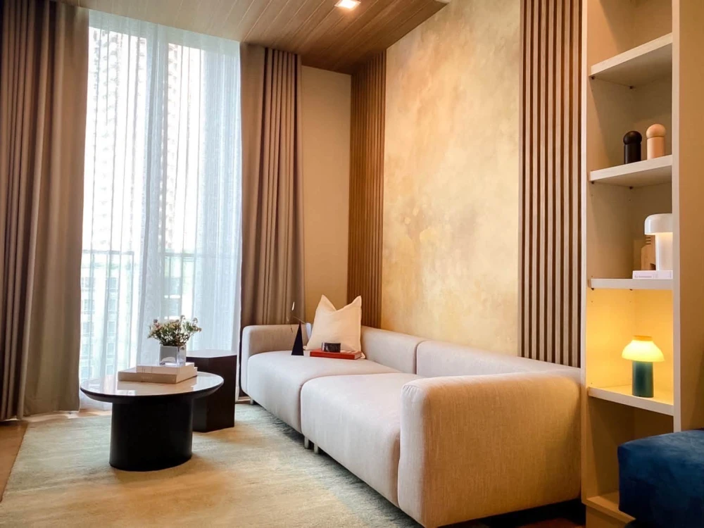 Condo for rent at Noble Around Sukhumvit 33: Large corner unit on the 7th floor. Features an open, unblocked garden view. Book now!