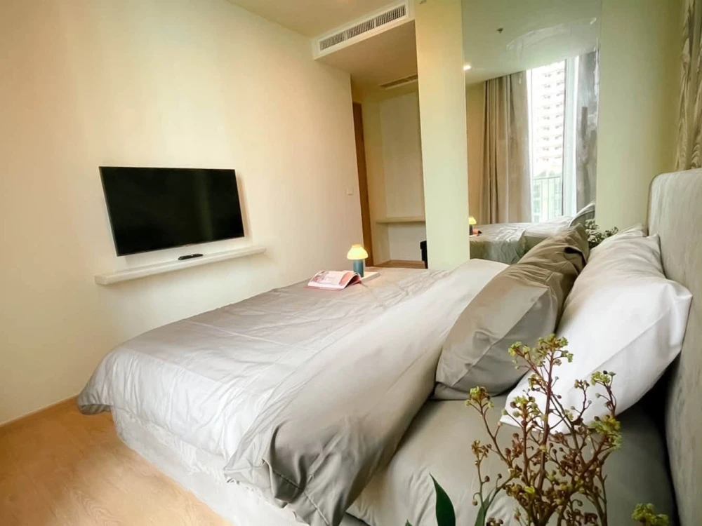 Condo for rent at Noble Around Sukhumvit 33: Large corner unit on the 7th floor. Features an open, unblocked garden view. Book now!