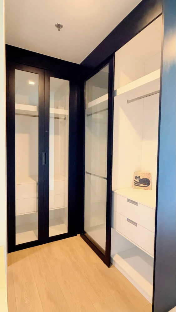 Condo for rent at Noble Around Sukhumvit 33: Large corner unit on the 7th floor. Features an open, unblocked garden view. Book now!