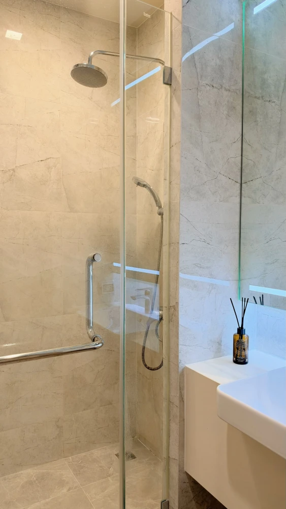 Condo for rent at Noble Around Sukhumvit 33: Large corner unit on the 7th floor. Features an open, unblocked garden view. Book now!