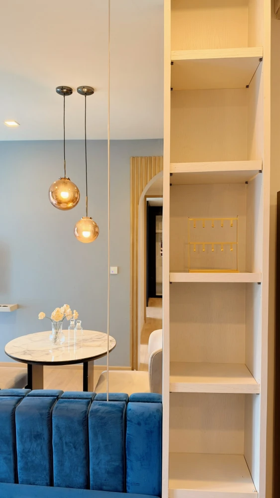 Condo for rent at Noble Around Sukhumvit 33: Large corner unit on the 7th floor. Features an open, unblocked garden view. Book now!