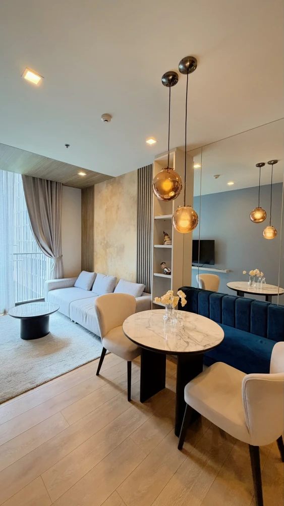 Condo for rent at Noble Around Sukhumvit 33: Large corner unit on the 7th floor. Features an open, unblocked garden view. Book now!