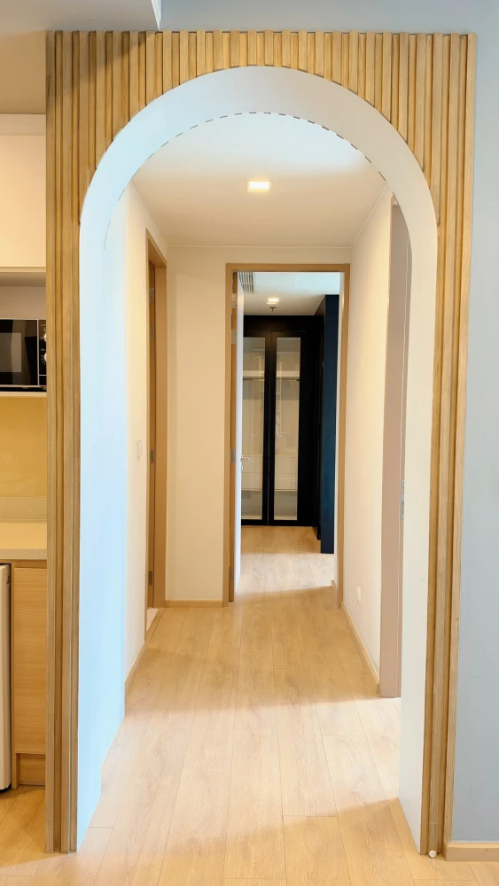 Condo for rent at Noble Around Sukhumvit 33: Large corner unit on the 7th floor. Features an open, unblocked garden view. Book now!