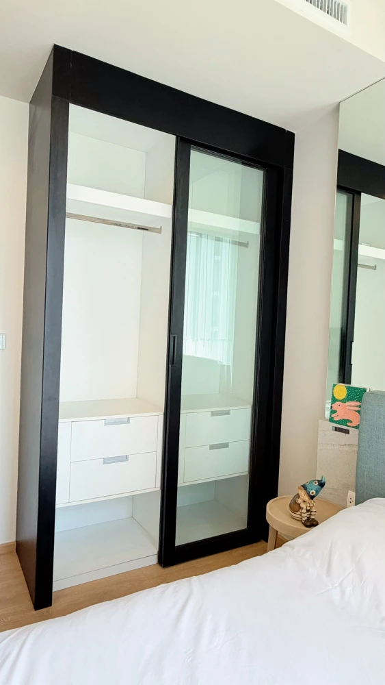Condo for rent at Noble Around Sukhumvit 33: Large corner unit on the 7th floor. Features an open, unblocked garden view. Book now!