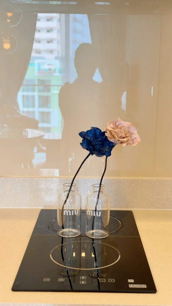 Condo for rent at Noble Around Sukhumvit 33: Large corner unit on the 7th floor. Features an open, unblocked garden view. Book now!