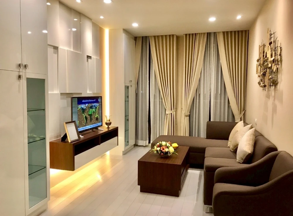 Spacious condo for rent at Noble Ploenjit. Enjoy ample living space and complete amenities. Book now, don't miss this opportunity!