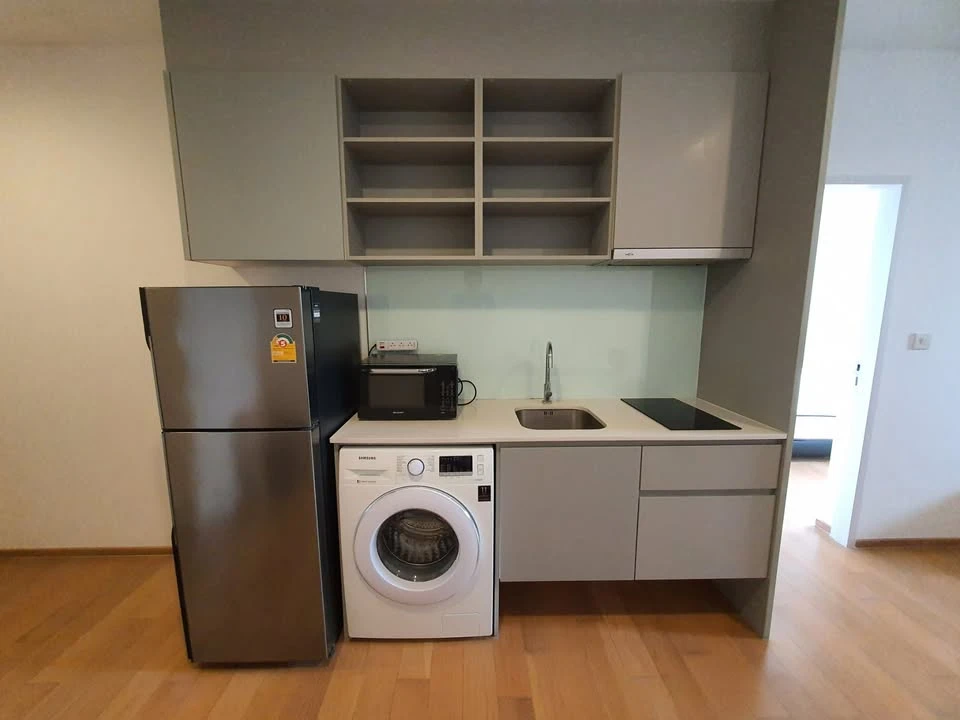 Condo for rent: Noble Revo Silom. Spacious room with plenty of living space. Fully furnished with appliances. Reserve now. Don't miss out!