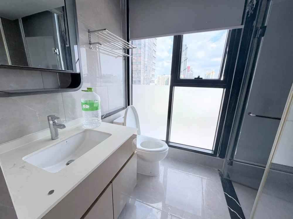 Condo for rent at One 9 Five Asoke-Rama 9. Spacious, comfortable unit with a well-designed layout and full amenities—book now!