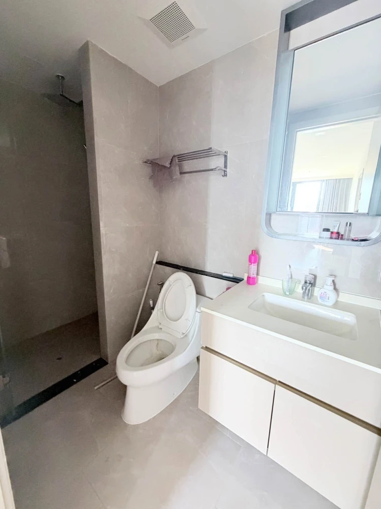 Condo for rent at One 9 Five Asoke-Rama 9. Spacious, comfortable unit with a well-designed layout and full amenities—book now!