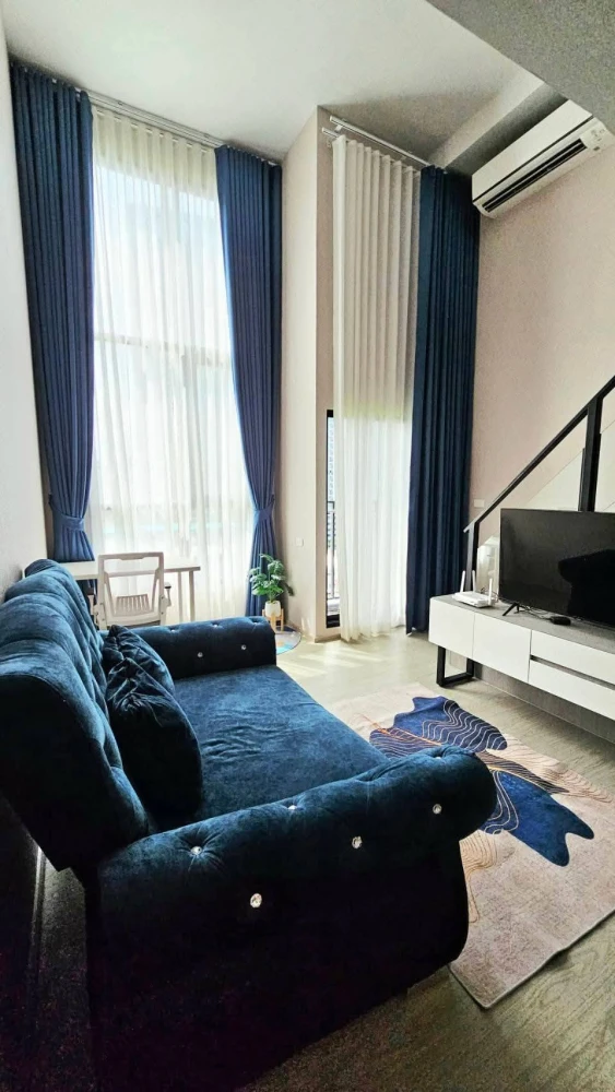 Condo for rent at Origin Plug & Play Ramkhamhaeng Triple Station. Pleasant unit, fully furnished, and equipped with appliances. Great price—book now!