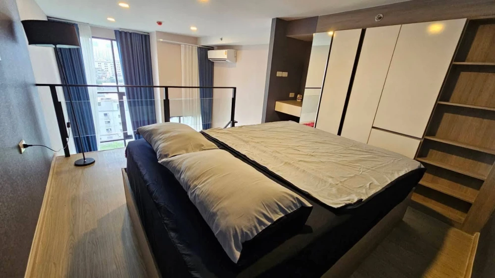 Condo for rent at Origin Plug & Play Ramkhamhaeng Triple Station. Pleasant unit, fully furnished, and equipped with appliances. Great price—book now!