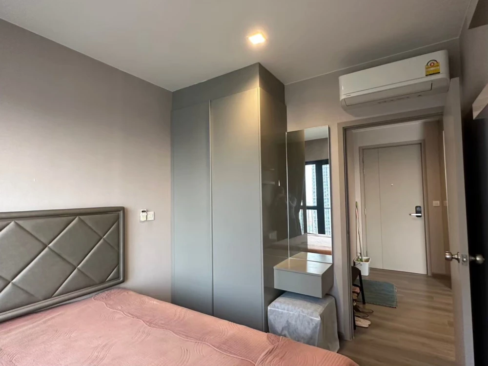 Condo for rent at Politan Rive, corner unit overlooking the Chao Phraya River, 31st floor, fully furnished. Book now!