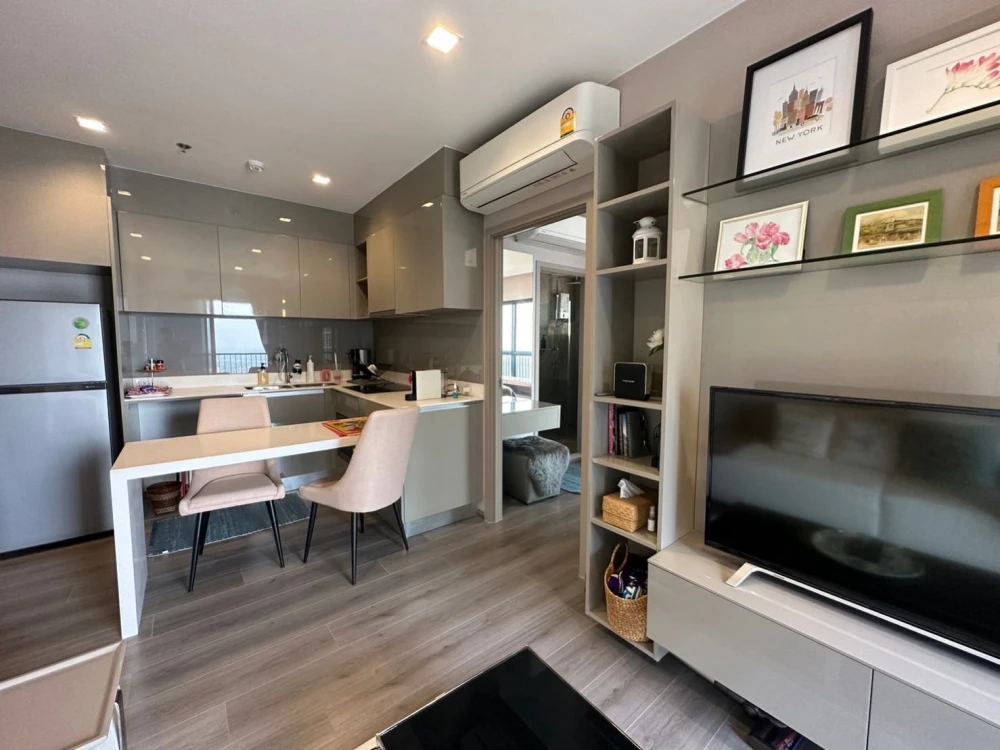Condo for rent at Politan Rive, corner unit overlooking the Chao Phraya River, 31st floor, fully furnished. Book now!