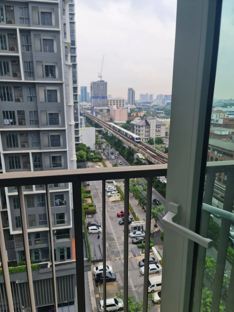 Condo for rent at President Sukhumvit 81. Fully furnished and equipped with appliances. Just bring your personal belongings and move in! Don't wait!