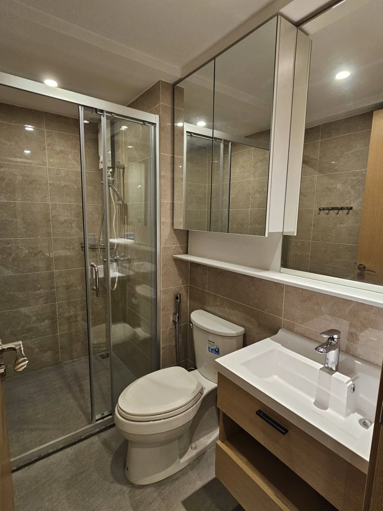 Condo for rent at Regal Srinakarin 40. Nice, minimalist-style decor. Fully furnished and ready to move in.