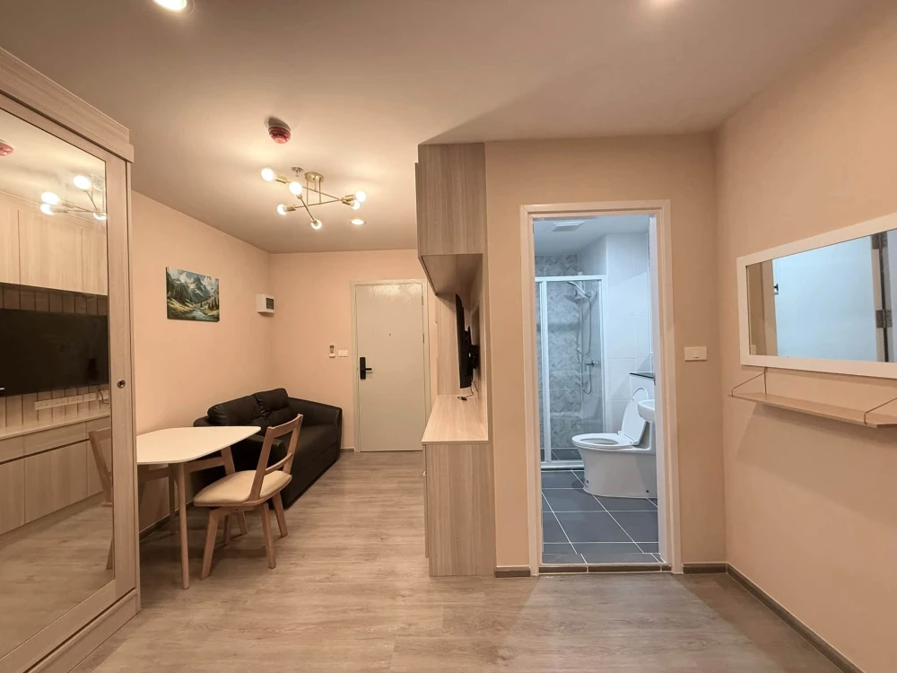 Condo for rent at Regent Home Bangna. Beautifully decorated with built-in furniture and fully equipped with appliances—ready to move in. Book now!