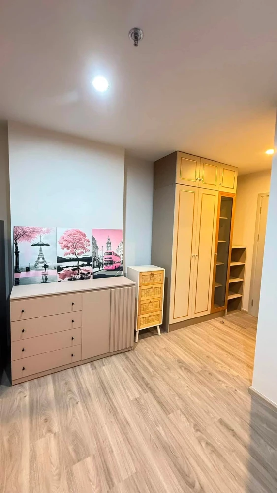 Condo for rent at Regent Home Bangna. Ready to move in, well-partitioned with separate zones. Great price! Book now!
