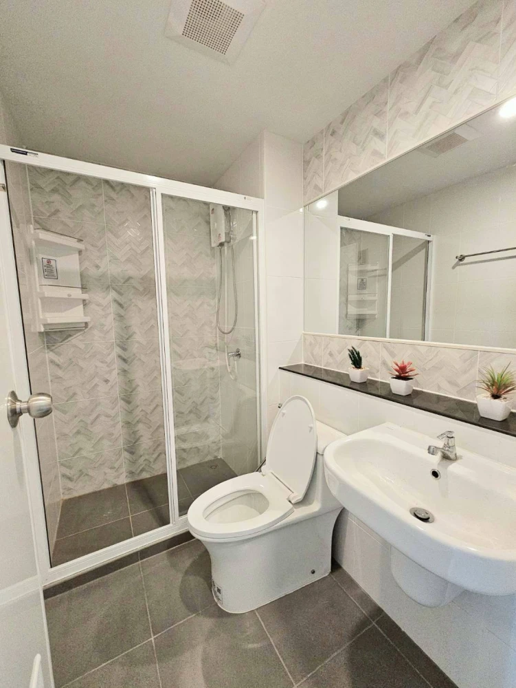 Condo for rent at Regent Home Bangna. Ready to move in, fully furnished. Book today! Don't miss out!