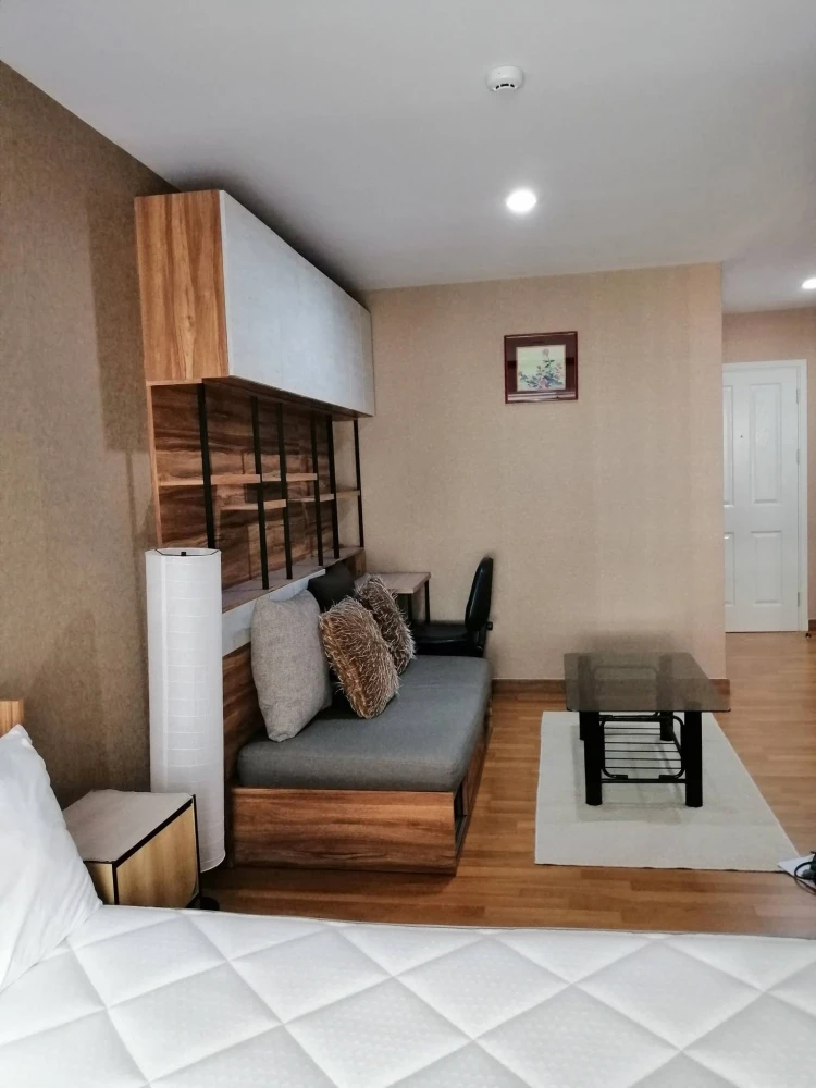 Condo for rent at Regent Home Bangson. Move-in ready unit located on the 19th floor with an elevated view. Fully equipped with complete amenities—book