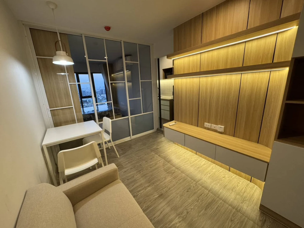 Condo for rent at Regent Home Wuttakat. Nicely decorated unit with high-quality built-in furniture. Everything you need in one place. Book now! Don't