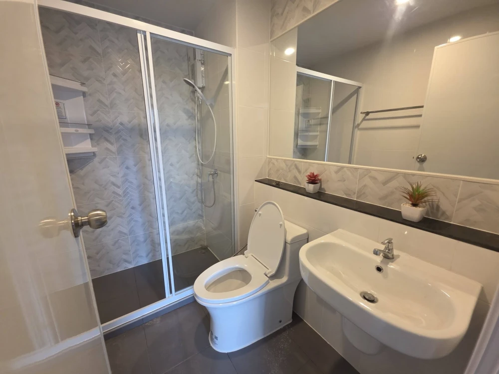 Condo for rent at Regent Home Wutthakat. The unit is partitioned into separate, well-defined zones. Amazing price! Book yours today!