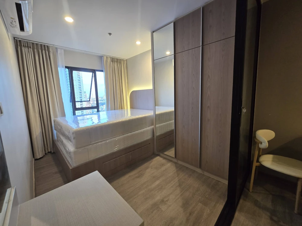 Condo for rent at Regent Home Wutthakat. Nicely decorated with high-quality built-in furniture. Don't miss this opportunity!