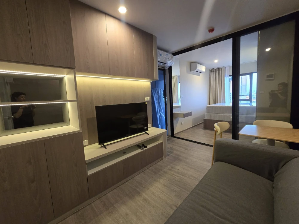 Condo for rent at Regent Home Wutthakat. Nicely decorated with high-quality built-in furniture. Don't miss this opportunity!