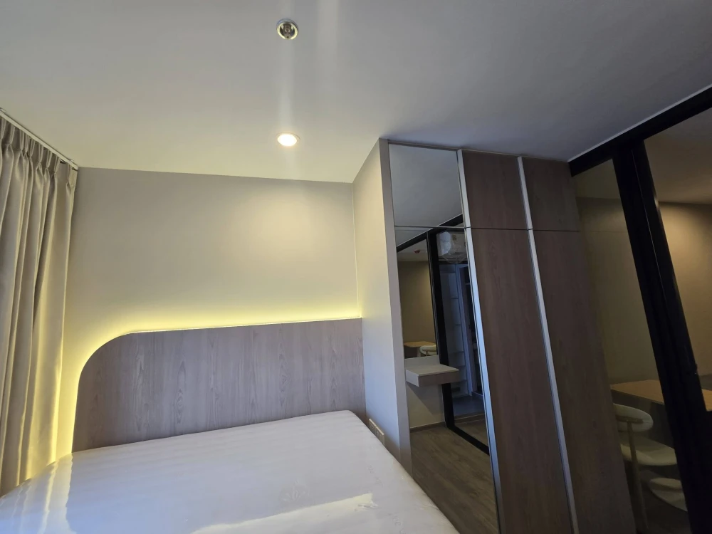Condo for rent at Regent Home Wutthakat. Nicely decorated with high-quality built-in furniture. Don't miss this opportunity!