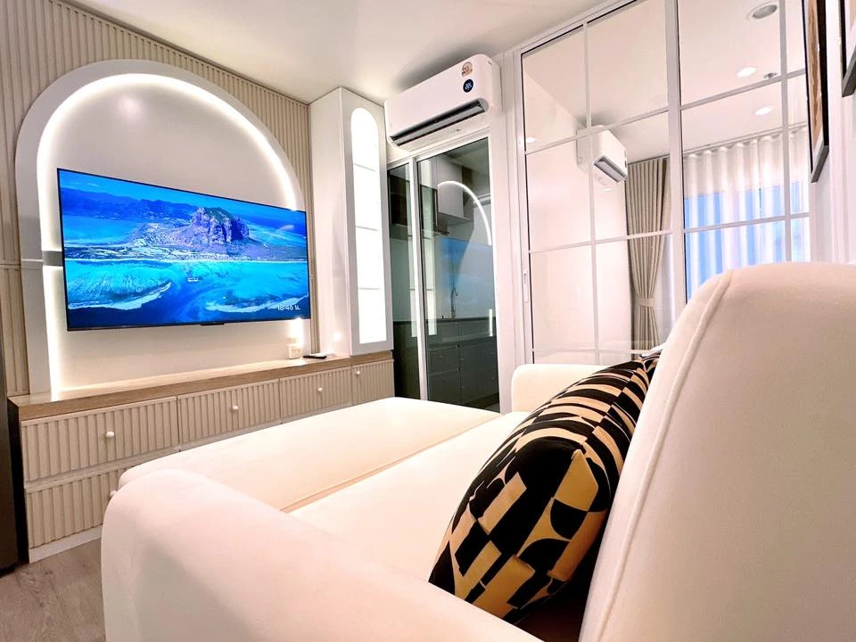 Condo for rent, Regent Home Bangna. Ready to move in, beautifully decorated with full built-in furniture. You definitely don't want to miss this!