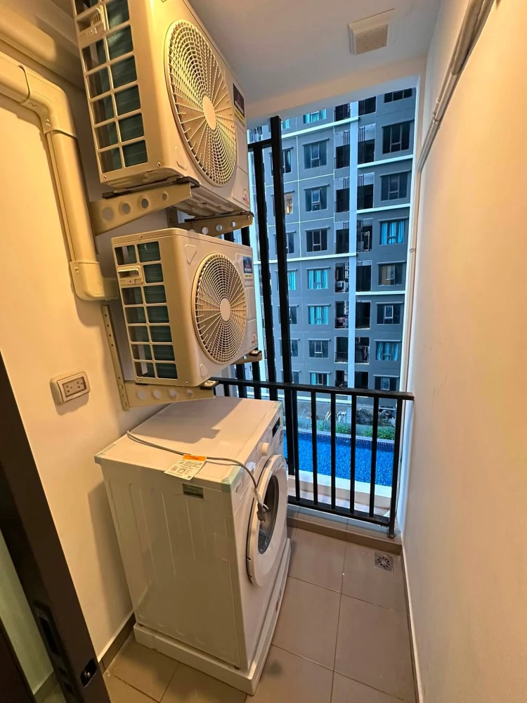 Condo for rent, Regent Home Wutthakat, nice unit on the 10th floor with pool view. Bedroom has a glass partition and built-in furniture. Move in immed