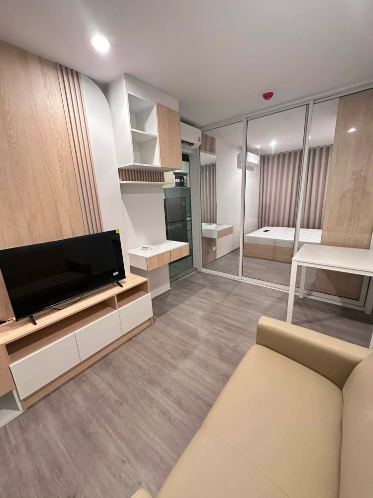 Condo for rent, Regent Home Wutthakat, nice unit on the 10th floor with pool view. Bedroom has a glass partition and built-in furniture. Move in immed