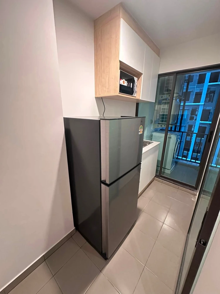 Condo for rent, Regent Home Wutthakat, nice unit on the 10th floor with pool view. Bedroom has a glass partition and built-in furniture. Move in immed