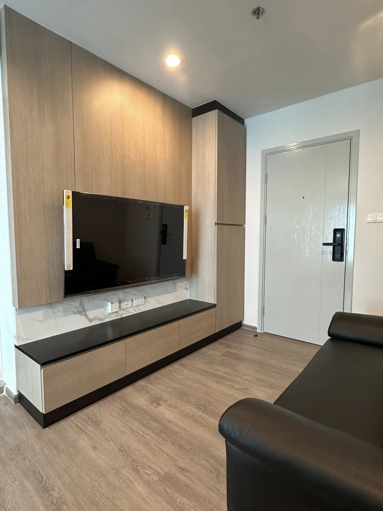 Condo for rent at Regent Wutthakat. Beautiful built-in furniture, warm minimalist style, elegant and clean. Book now!