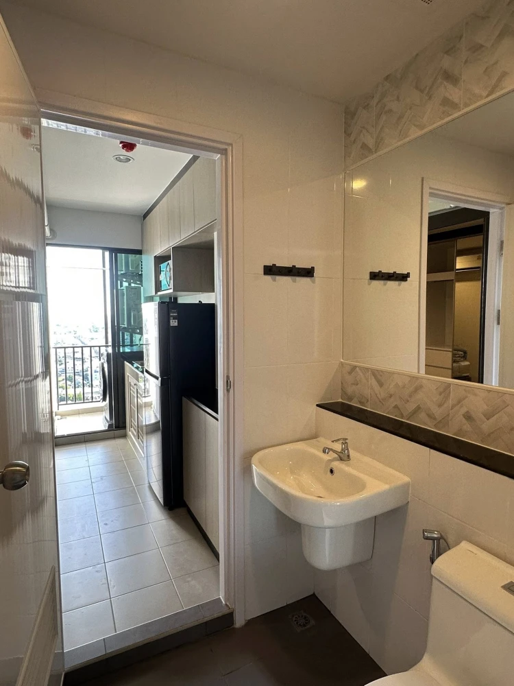Condo for rent at Regent Wutthakat. Beautiful built-in furniture, warm minimalist style, elegant and clean. Book now!