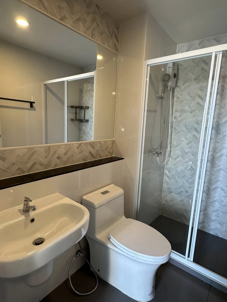 Condo for rent at Regent Wutthakat. Beautiful built-in furniture, warm minimalist style, elegant and clean. Book now!