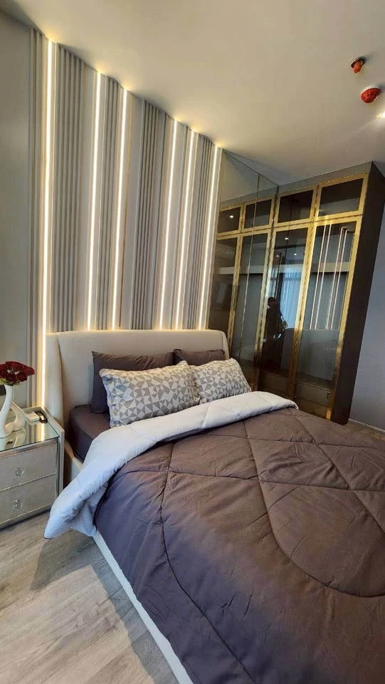Condo for rent at Rhythm Ekkamai Estate. Beautifully decorated unit with full built-in furniture and complete amenities. Book now!