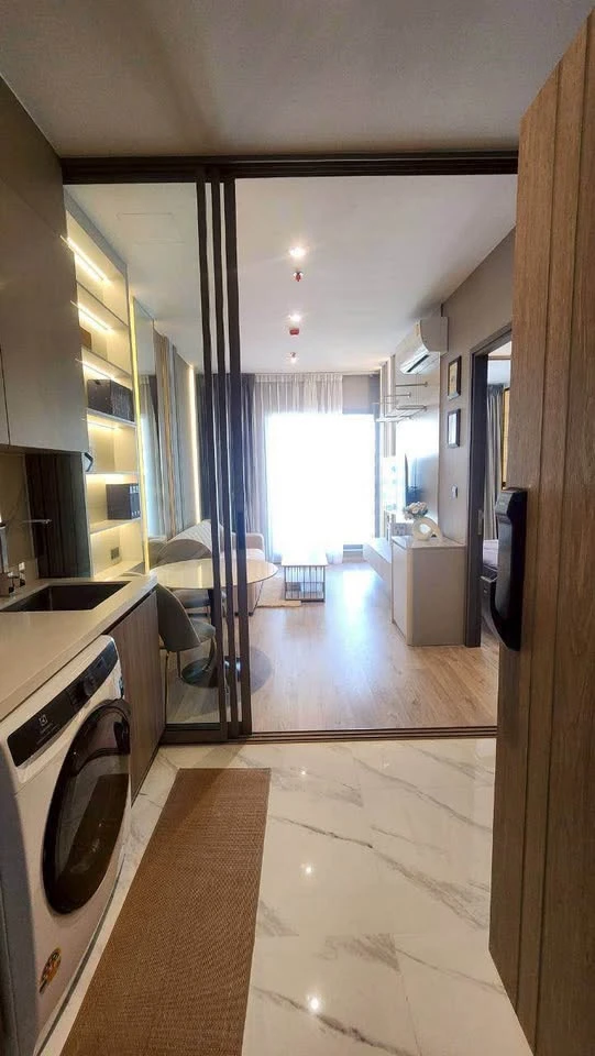 Condo for rent at Rhythm Ekkamai Estate. Beautifully decorated unit with full built-in furniture and complete amenities. Book now!