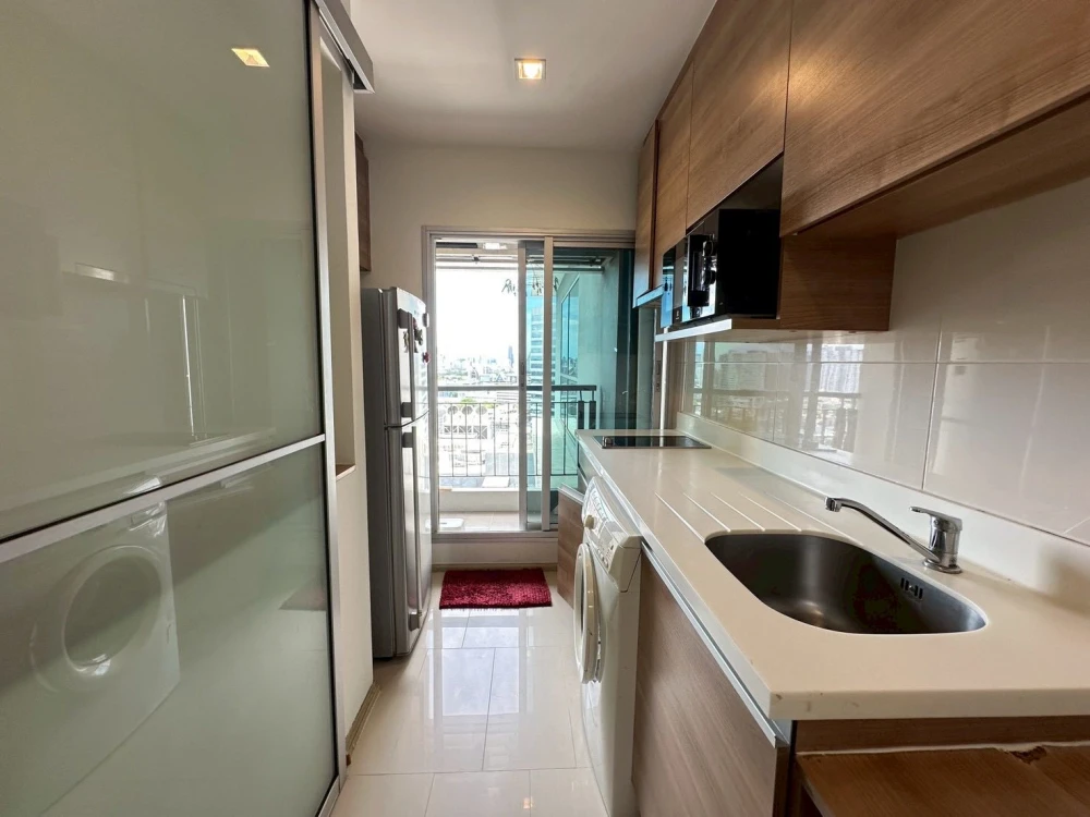 Condo for rent: Rhythm Ratchada-Huaikhwang. Fully furnished and ready to move in. High-quality wallpaper. Convenient and complete amenities all in one