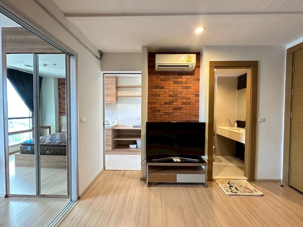 Condo for rent: Rhythm Ratchada-Huaikhwang. Fully furnished and ready to move in. High-quality wallpaper. Convenient and complete amenities all in one