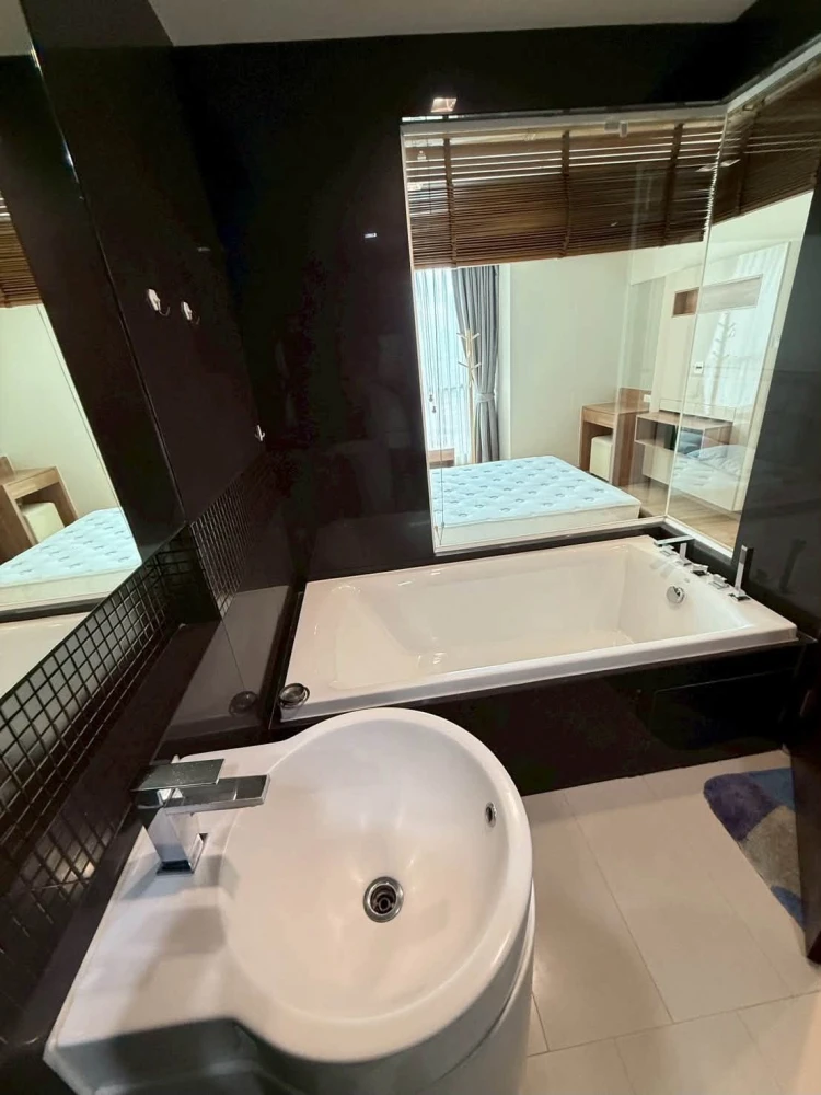 Condo for rent at Rhythm Sathorn. This pleasant unit is located on the 9th floor and offers a view of the Chao Phraya River. Fully equipped with ameni