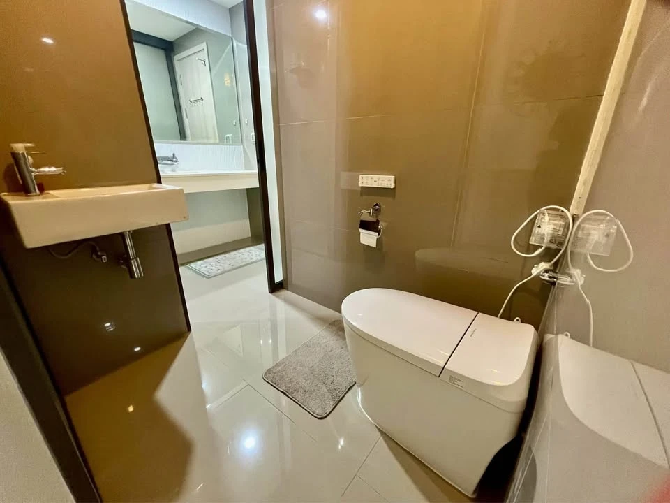 Condo for rent at Rhythm Sukhumvit 42. Ready to move in, fully furnished, great price. Book now, don't miss out!