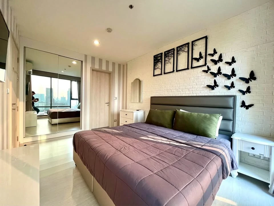 Condo for rent at Rhythm Sukhumvit 42. Ready to move in, fully furnished, great price. Book now, don't miss out!