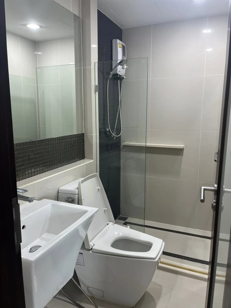 Condo for rent, Rhythm Sukhumvit 50, ready to move in, spacious living space, convenient and complete here. Come reserve today.