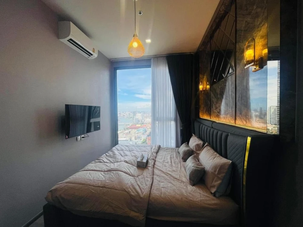Condo for rent: Rhythm Charoenkrung Pavillion. Beautifully decorated room with excellent built-in furniture. You definitely can't miss this!