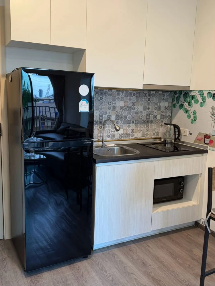 Condo for rent at Rich Park Triple Station. Located on the 4th floor, this is a corner unit offering a garden view and no adjacent neighbors on the si